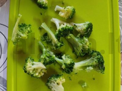 Rytinis omletas su lašiniais, brokoliais ir mocarela Žingsnis 3