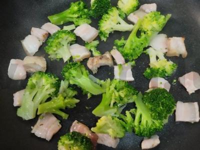 Rytinis omletas su lašiniais, brokoliais ir mocarela Žingsnis 4