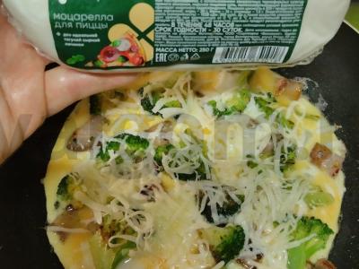 Rytinis omletas su lašiniais, brokoliais ir mocarela Žingsnis 8