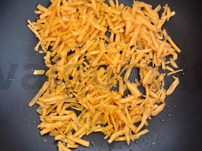 Salotos su rūkytomis vištienos krūtinėlėmis, kukurūzais ir marinuotais agurkais Žingsnis 1