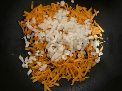 Salotos su rūkytomis vištienos krūtinėlėmis, kukurūzais ir marinuotais agurkais Žingsnis 2