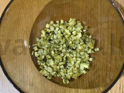 Salotos su rūkytomis vištienos krūtinėlėmis, kukurūzais ir marinuotais agurkais Žingsnis 3