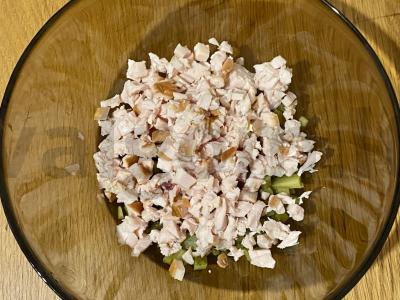 Salotos su rūkytomis vištienos krūtinėlėmis, kukurūzais ir marinuotais agurkais Žingsnis 4