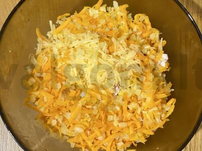 Salotos su rūkytomis vištienos krūtinėlėmis, kukurūzais ir marinuotais agurkais Žingsnis 5