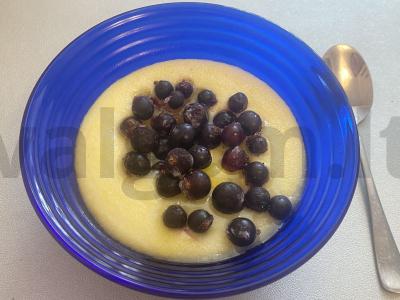 Kruopų košė su juodaisiais serbentais pusryčiams pagrindine nuotrauka