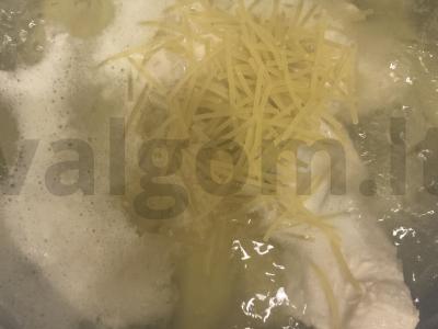 Vištienos sriuba su lydytu sūriu ir žirneliais Žingsnis 5