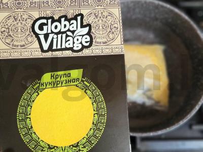 Sotūs kukurūzų košė su medumi, bananais ir riešutais Žingsnis 1