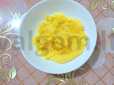 Sotūs kukurūzų košė su medumi, bananais ir riešutais Žingsnis 3