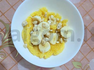 Sotūs kukurūzų košė su medumi, bananais ir riešutais pagrindine nuotrauka