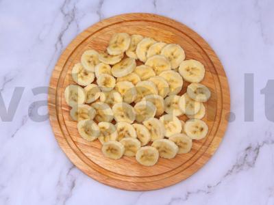 Bananinė užpiltinė su grietinėlėmis ir pienu Žingsnis 1