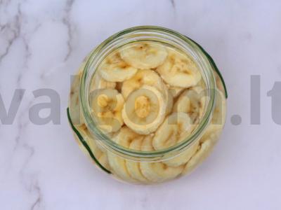 Bananinė užpiltinė su grietinėlėmis ir pienu Žingsnis 2