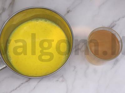 Bananinė užpiltinė su grietinėlėmis ir pienu Žingsnis 4