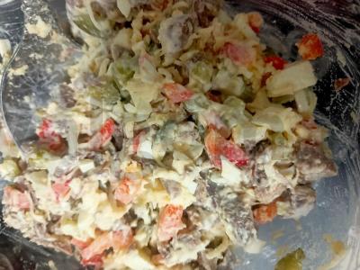 Salotas su jautienos liežuviu ir sūriu pagrindine nuotrauka