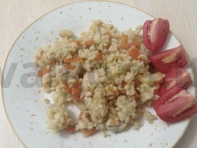 Bulguro plovas su vištiena pagrindine nuotrauka