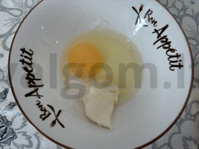 Švelnūs blynai su slyvų gabaliukais Žingsnis 2