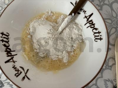 Švelnūs blynai su slyvų gabaliukais Žingsnis 3