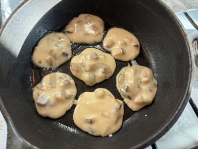 Švelnūs blynai su slyvų gabaliukais Žingsnis 6