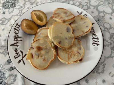 Švelnūs blynai su slyvų gabaliukais pagrindine nuotrauka