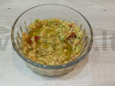 Avokadų užtepėlė su vyšniniais pomidorais ir sūriu Žingsnis 3