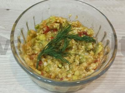 Avokadų užtepėlė su vyšniniais pomidorais ir sūriu pagrindine nuotrauka