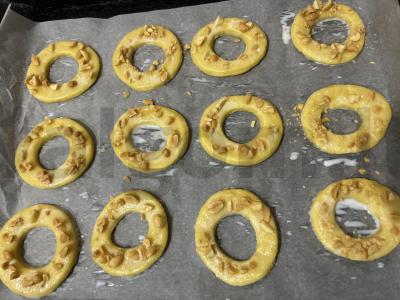 Sviestiniai žiedai su žemės riešutais arbatai Žingsnis 14