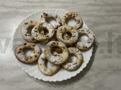 Sviestiniai žiedai su žemės riešutais arbatai pagrindine nuotrauka