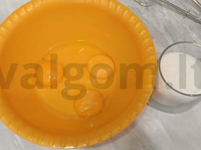 Vyšnių pyragas be kauliukų Žingsnis 1