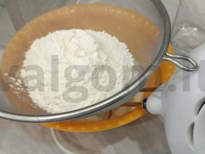 Vyšnių pyragas be kauliukų Žingsnis 5