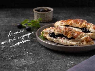 Kruasanai su kremu ir uogomis pagrindine nuotrauka