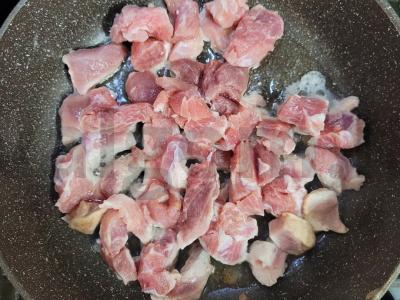 Kiaulienos sparneliai pomidorų padaže Žingsnis 1