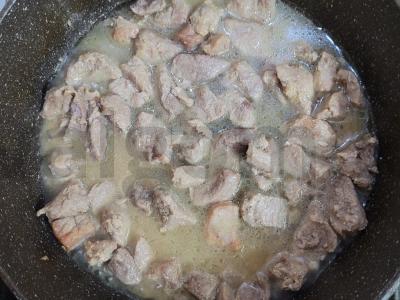 Kiaulienos sparneliai pomidorų padaže Žingsnis 2