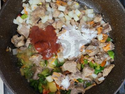 Kiaulienos sparneliai pomidorų padaže Žingsnis 4