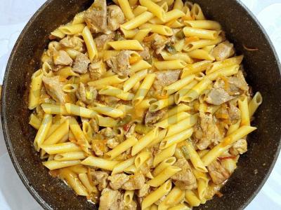 Kiaulienos sparneliai pomidorų padaže pagrindine nuotrauka