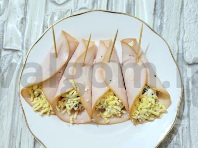 Šventinė užkandis iš paukštienos su varškės sūriu pagrindine nuotrauka