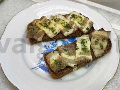 Skrebučiai su lašiniais ir adžika pagrindine nuotrauka