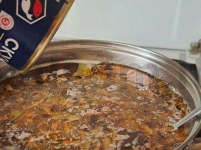 Žuvies konservų sriuba su kiaušiniu Žingsnis 12