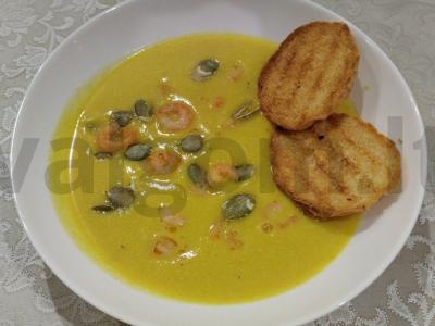 Nuostabus moliūgų kreminis sriuba su krevetėmis pagrindine nuotrauka