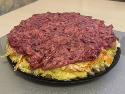 Silkė po šubomis su kiaušiniu pagrindine nuotrauka