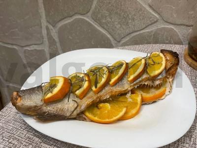 Lašiša su apelsinais vakarienei pagrindine nuotrauka