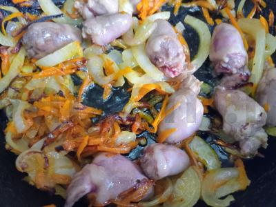 Jasmine ryžių plovas su vištienos širdelėmis Žingsnis 3