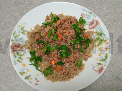 Kvinoja su jautienos faršu pagrindine nuotrauka