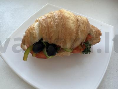 Kruasanų sumuštinis „Graikiškas“ pagrindine nuotrauka