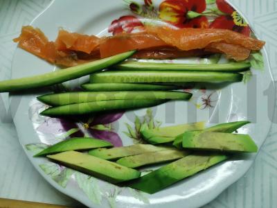 Rulonai su lašiša, avokadu, agurku ir raudonąja ikra Žingsnis 5