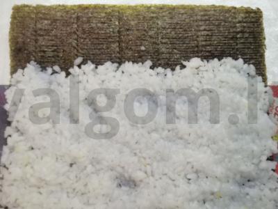 Rulonai su lašiša, avokadu, agurku ir raudonąja ikra Žingsnis 6