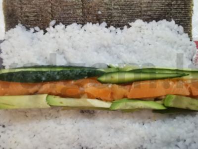 Rulonai su lašiša, avokadu, agurku ir raudonąja ikra Žingsnis 7