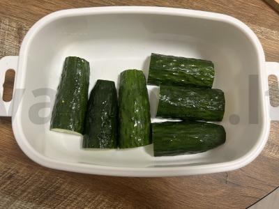 Mažai sūdyti agurkai mineraliniame vandenyje Žingsnis 1