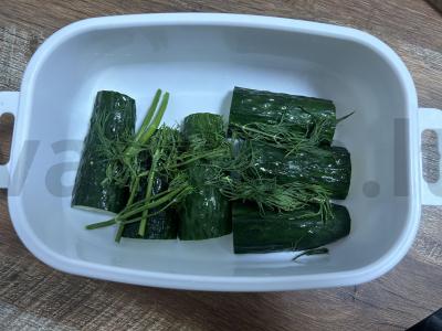 Mažai sūdyti agurkai mineraliniame vandenyje Žingsnis 2