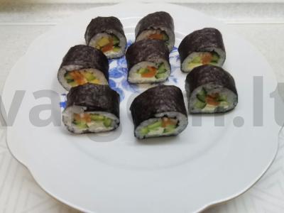 Rulonai su lašiša, avokadu, agurku ir raudonąja ikra Žingsnis 9