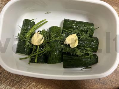 Mažai sūdyti agurkai mineraliniame vandenyje Žingsnis 3