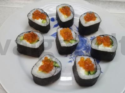 Rulonai su lašiša, avokadu, agurku ir raudonąja ikra pagrindine nuotrauka